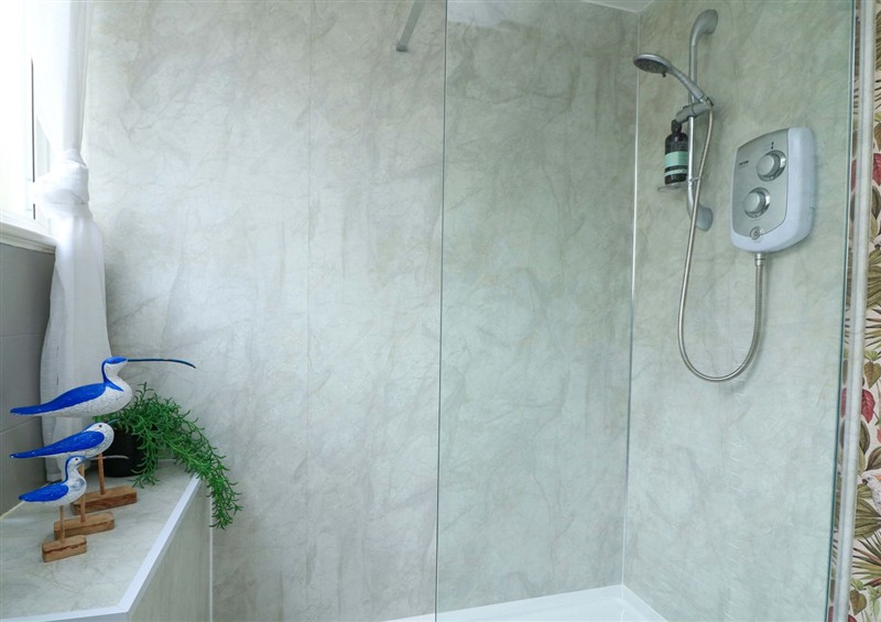 The bathroom at 3 Chantry Hill, Slapton