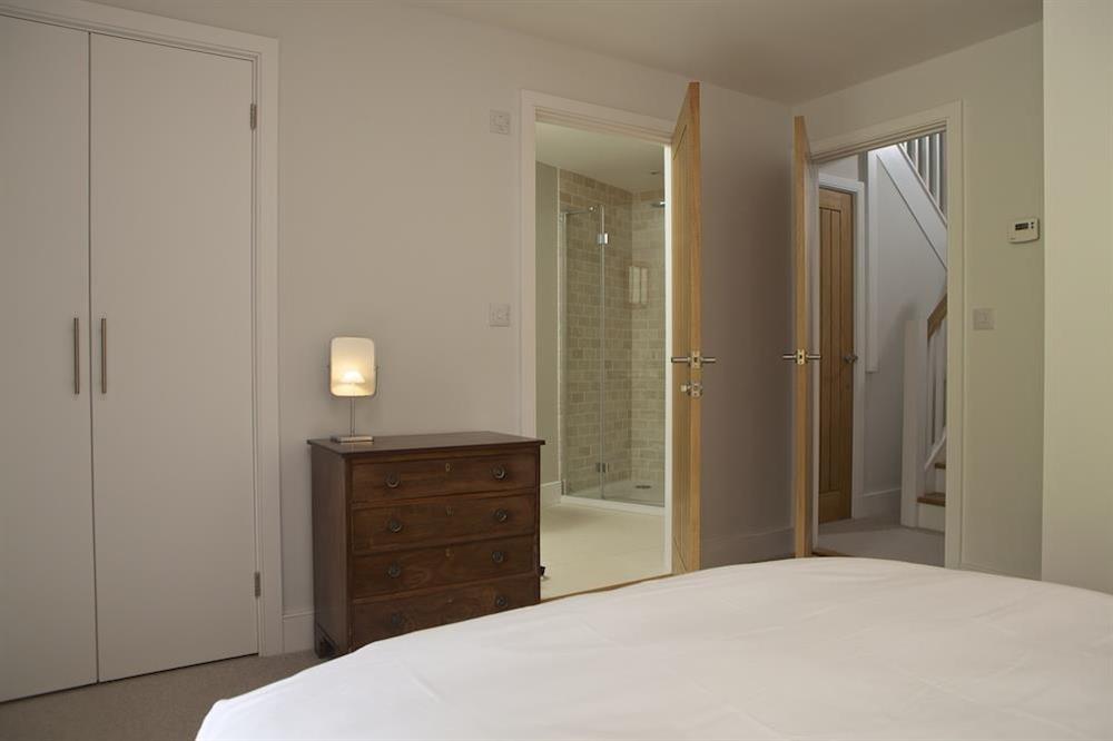 Ground floor bedroom with en suite shower room at 3 Eddystone Row in , Salcombe