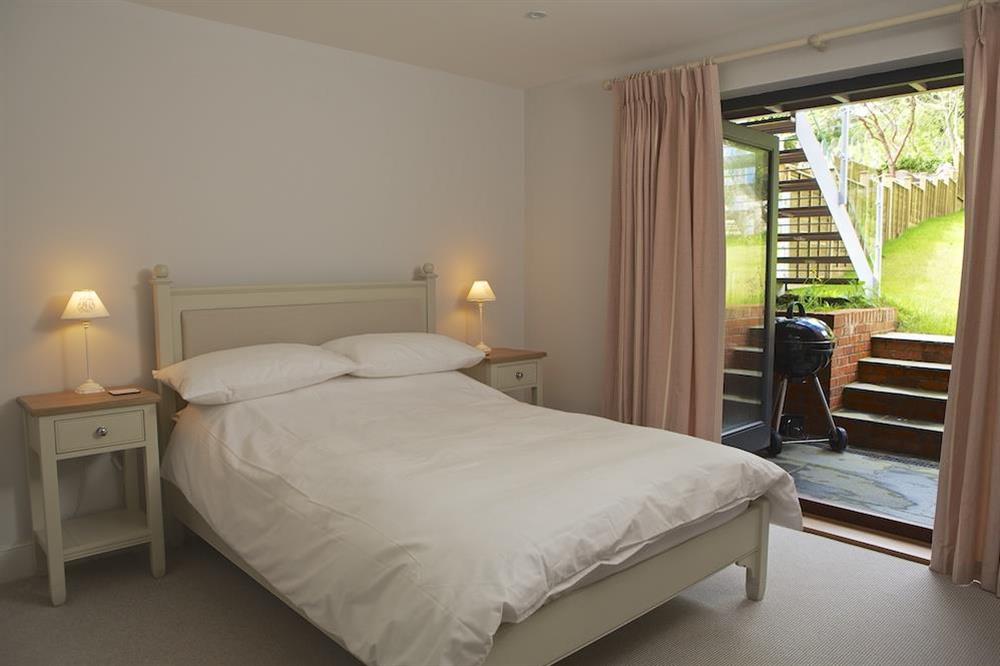 Ground floor en suite bedroom with access to the garden at 3 Eddystone Row in , Salcombe