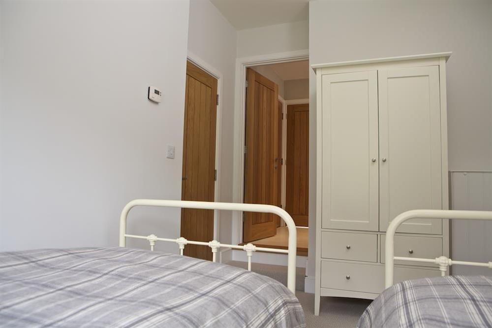 Twin bedroom with two single beds (photo 2) at 3 Eddystone Row in , Salcombe