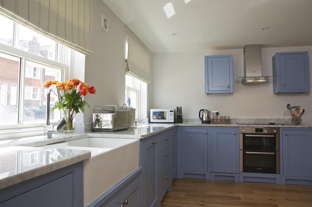 Well equipped kitchen at 3 Eddystone Row in , Salcombe