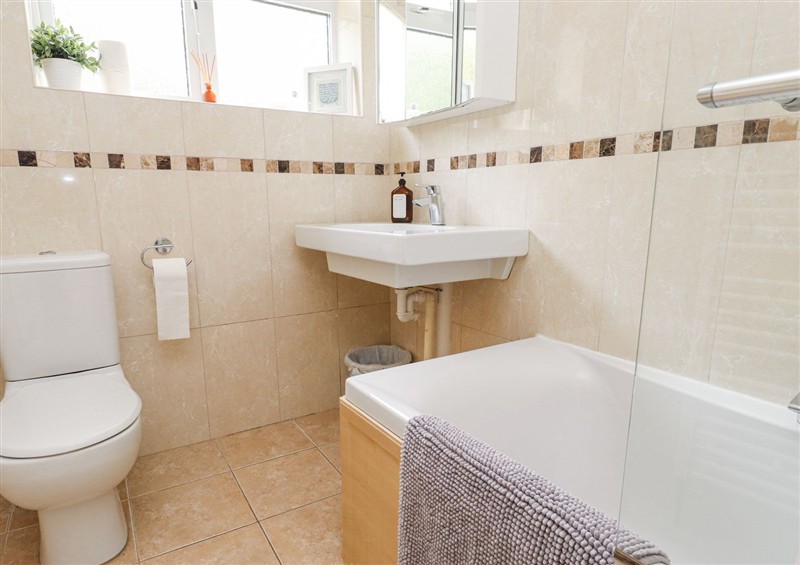 The bathroom at 3 Glyn Y Mor, Llanbedrog