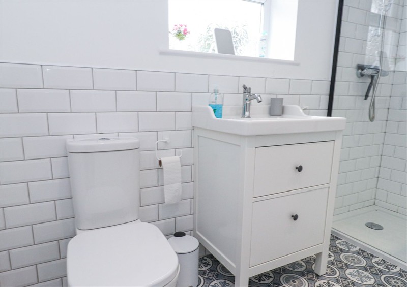 This is the bathroom (photo 2) at 3 Glyn Y Mor, Llanbedrog