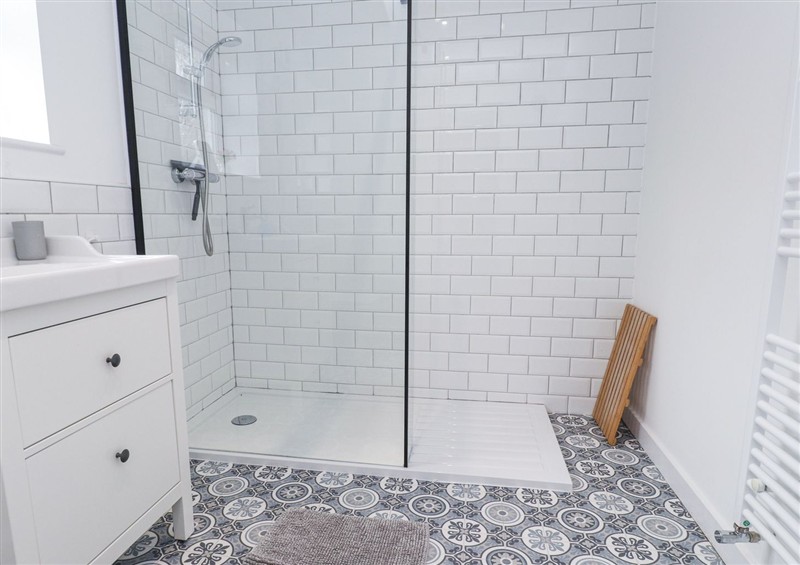 This is the bathroom (photo 3) at 3 Glyn Y Mor, Llanbedrog