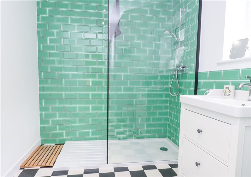 This is the bathroom at 3 Glyn Y Mor, Llanbedrog