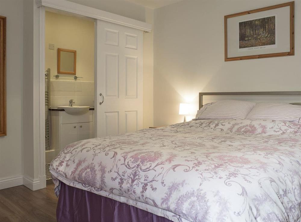 En-suite facility within double bedroom at 3 Greta Grove House in Keswick, Cumbria