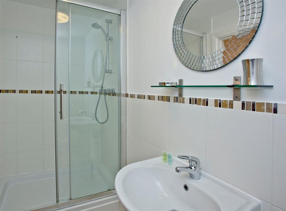 En-suite at 3 Harbour View in Newquay, Cornwall