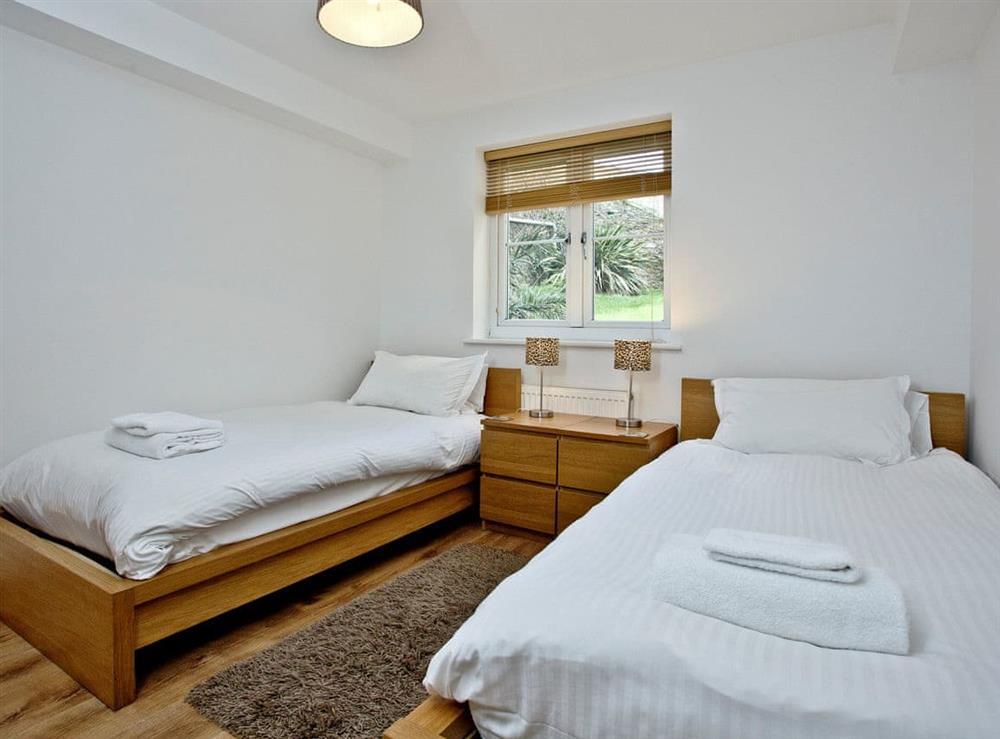 Light and airy twin bedroom at 3 Harbour View in Newquay, Cornwall
