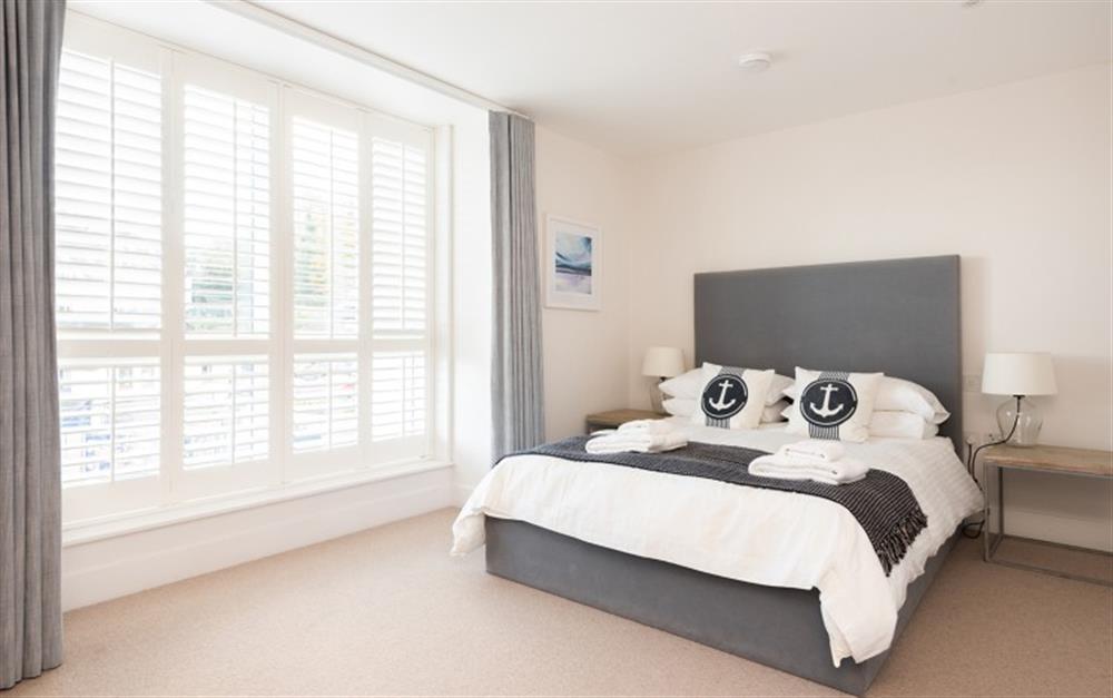Bedroom 1 with 5ft King size bed at 3 Island Place (Saltstone) in Salcombe
