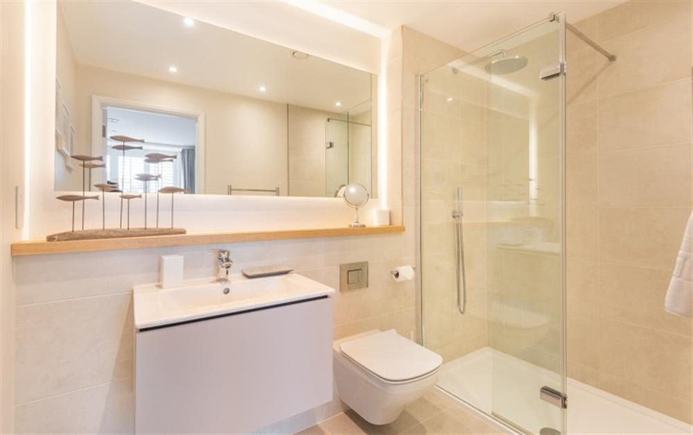 En suite bathroom to bedroom 1 with walk in shower at 3 Island Place (Saltstone) in Salcombe