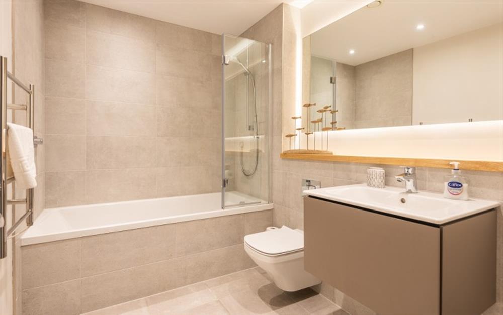 The family bathroom  with bath and overhead shower at 3 Island Place (Saltstone) in Salcombe