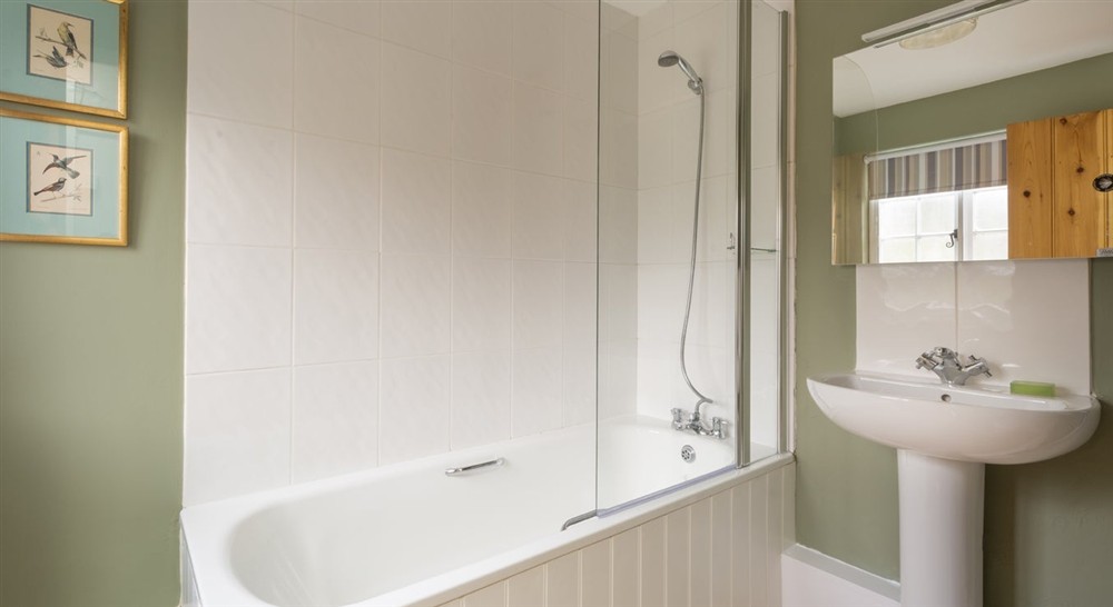The bathroom, with shower over bath, at 3 Lytes Cottage in Somerton, Somerset