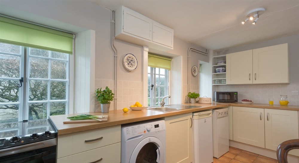 The kitchen-diner (photo 2) at 3 Lytes Cottage in Somerton, Somerset