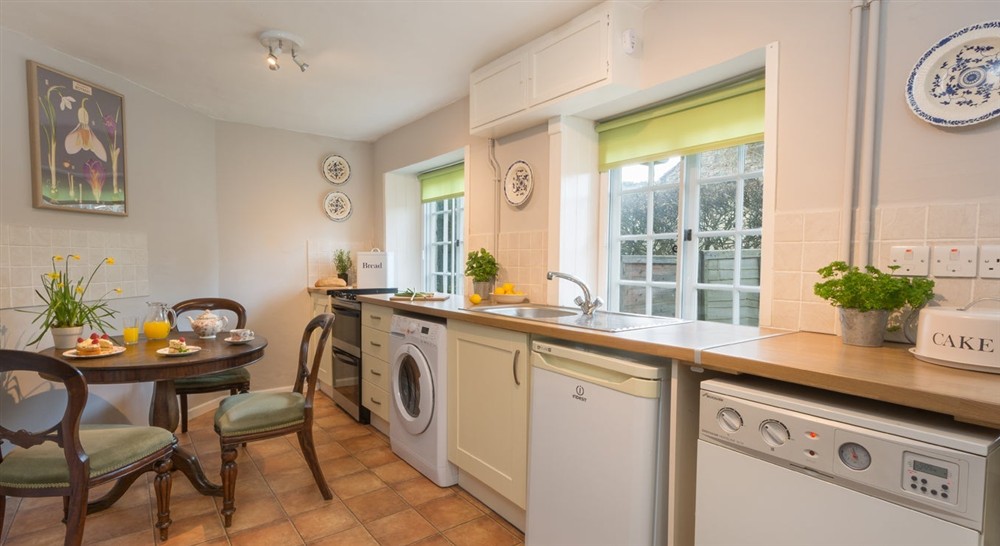 The kitchen-diner at 3 Lytes Cottage in Somerton, Somerset