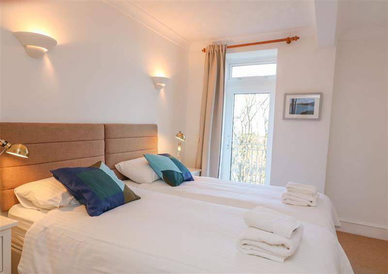 Twin bedroom at 3 Melbury, Salcombe, Devon