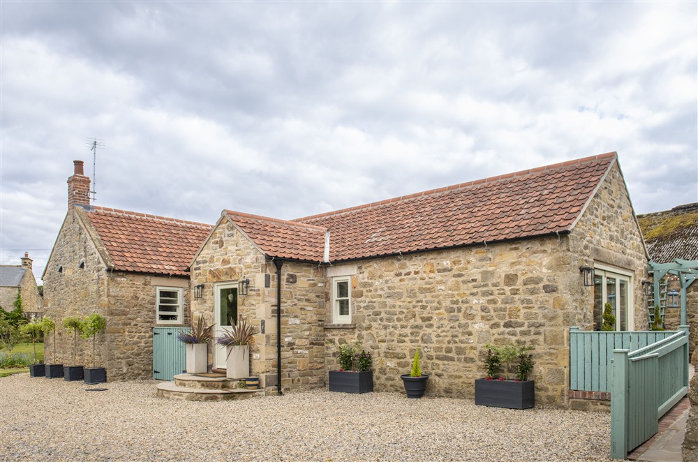 In the peaceful village of Ravensworth, 4.5 miles north of the popular historic market town of Richmond