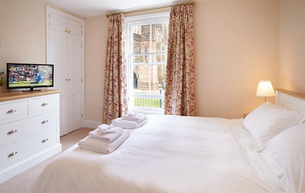 First floor:  Bedroom with a wonderful cathedral view,  5’ king-size bed and en-suite bathroom at 3 Palace Yard, Hereford
