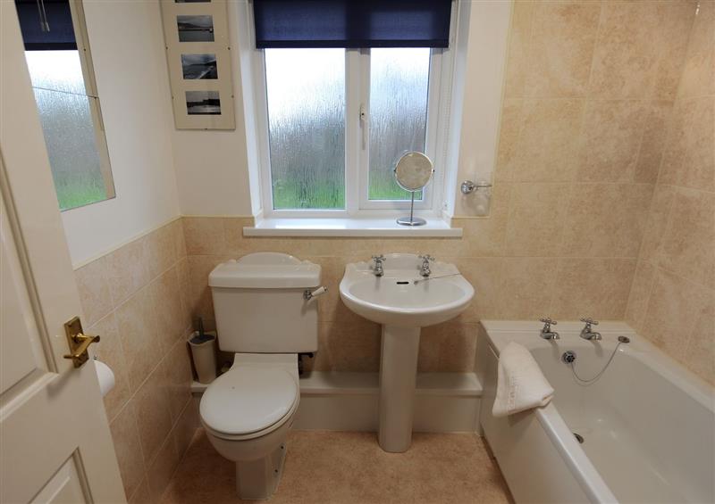 The bathroom at 3 Riverside Cottages, Charmouth
