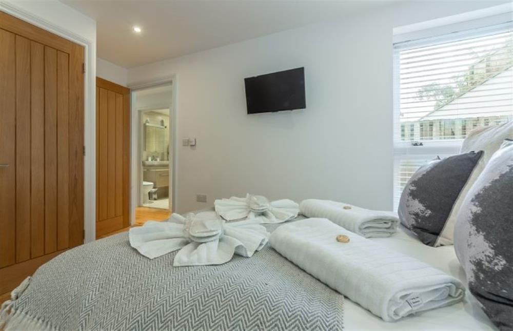 Master bedroom with 5’ double bed, television and plenty of storage at 3 Sandy Lane, Carbis Bay 