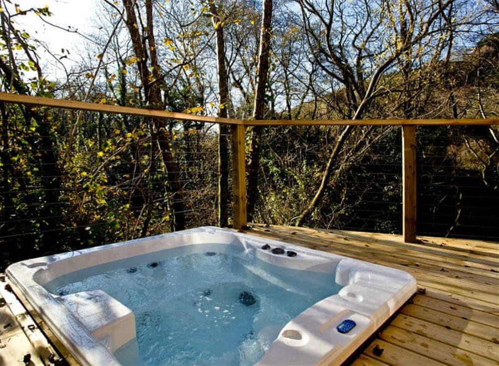 Hot tub at 3 Streamside in , Lanreath