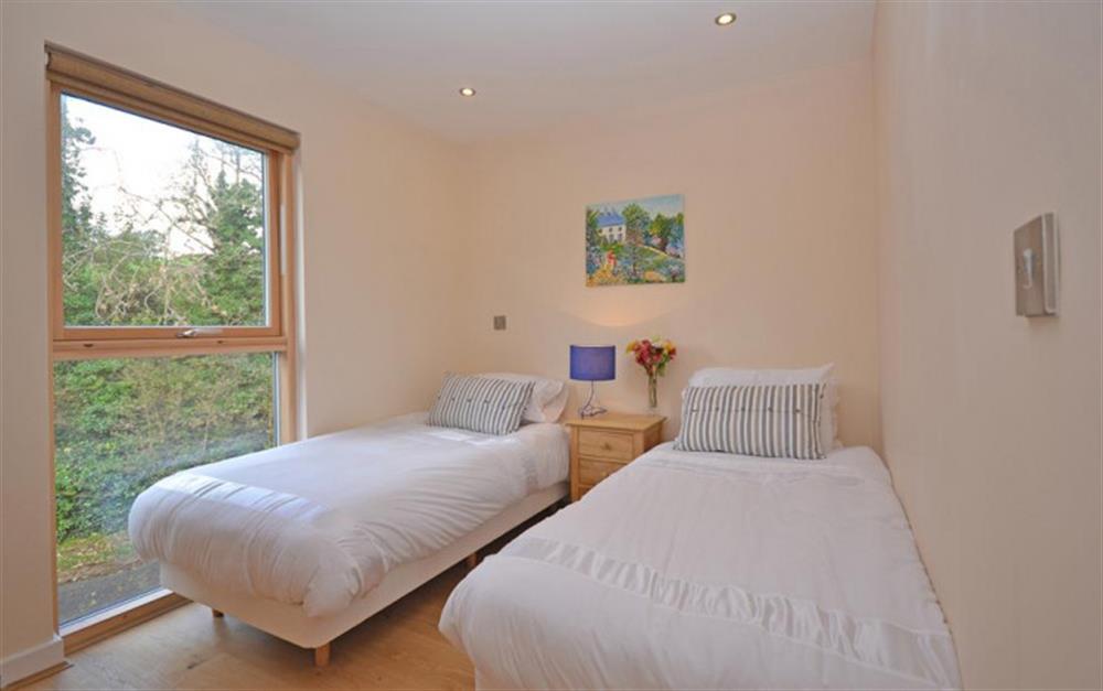 The twin bedroom at 3 Talland in Talland Bay