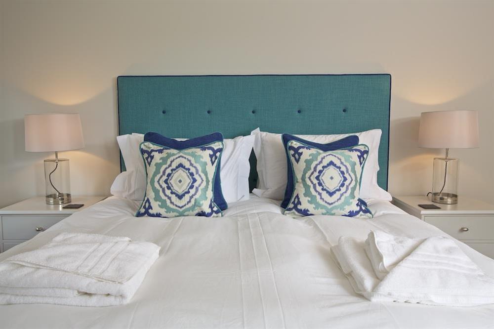 En suite double room with a super-King size (zip and link) bed (photo 4) at 3 The Drive in , Hillfield, Dartmouth