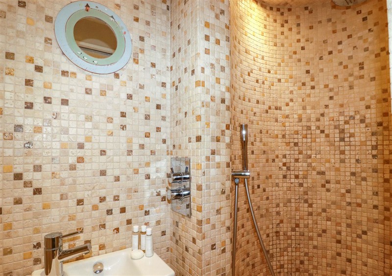 The bathroom at 3 The Old Cornstore, St Agnes