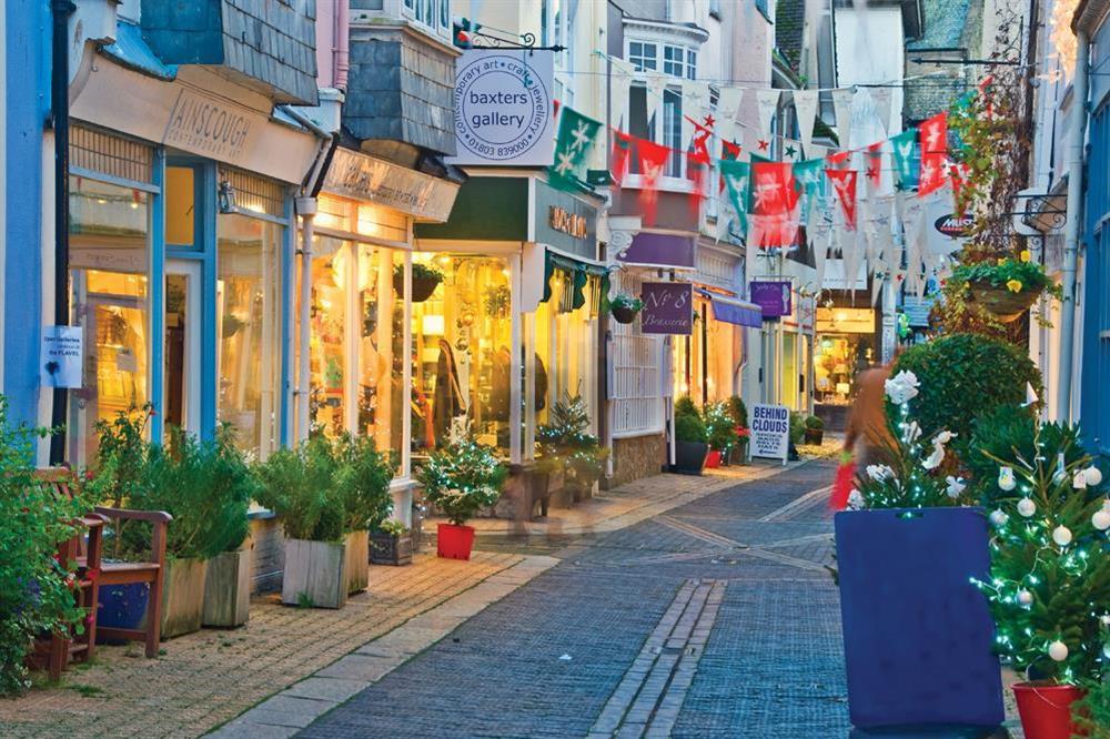 Browse the galleries and boutiques in Foss Street, Dartmouth