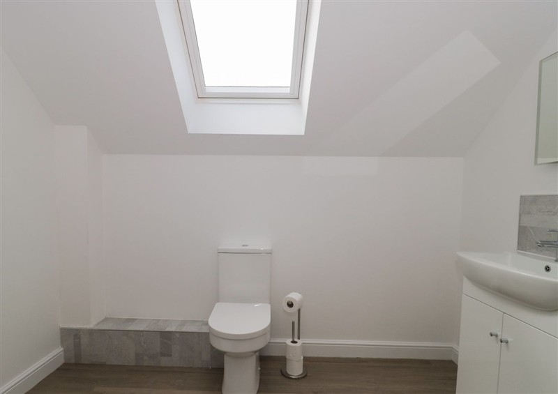 The bathroom (photo 2) at 3 The Stables, Watchfield near Highbridge