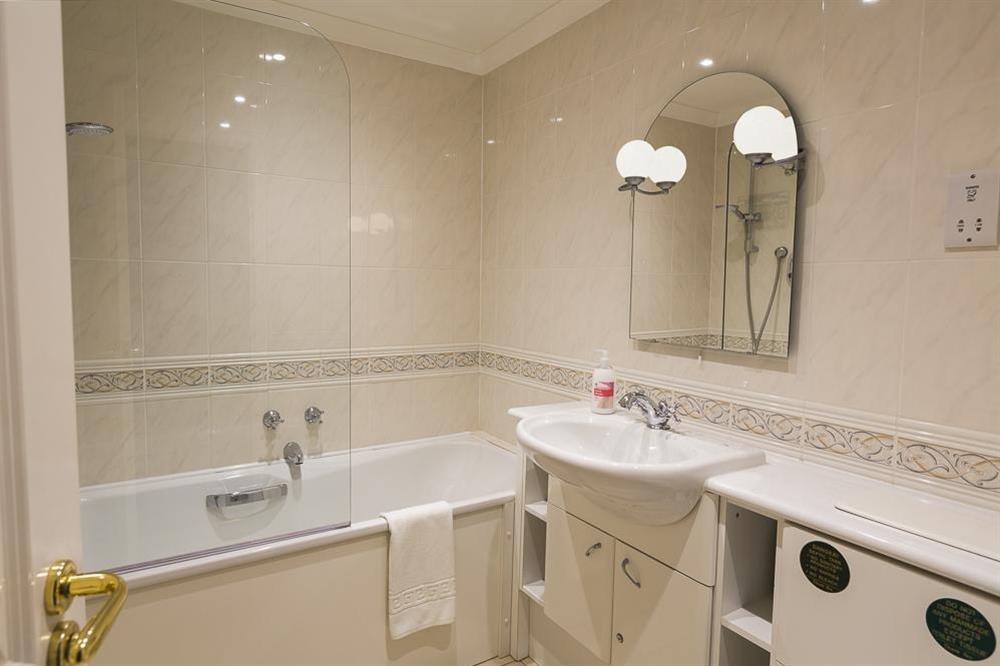 En suite bathroom at 3 Thurlestone Rock Apartments in Thurlestone, Kingsbridge