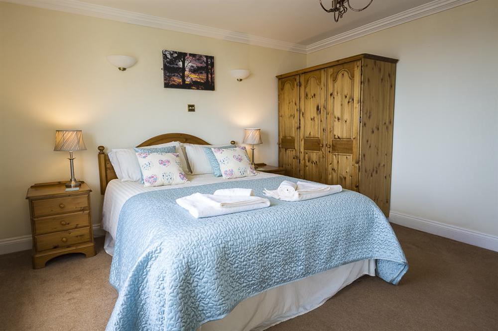 En suite master bedroom at 3 Thurlestone Rock Apartments in Thurlestone, Kingsbridge
