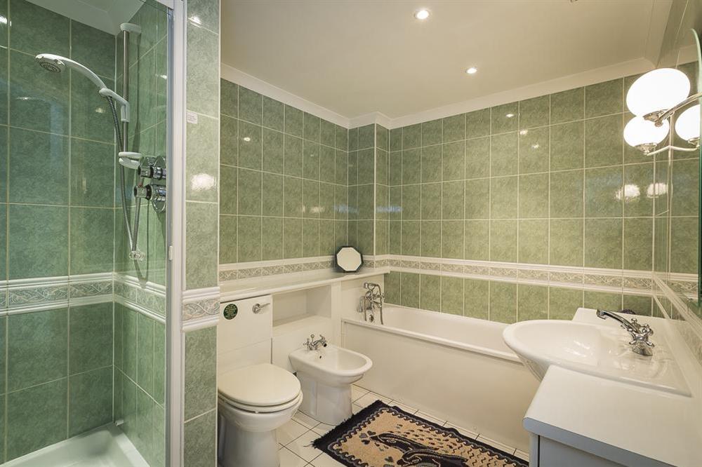 Family bathroom at 3 Thurlestone Rock Apartments in Thurlestone, Kingsbridge