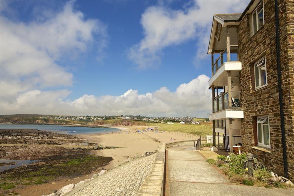 Thurlestone Rock Apartments overlooking South Milton Sands - perfect for crabbing at 3 Thurlestone Rock Apartments in Thurlestone, Kingsbridge