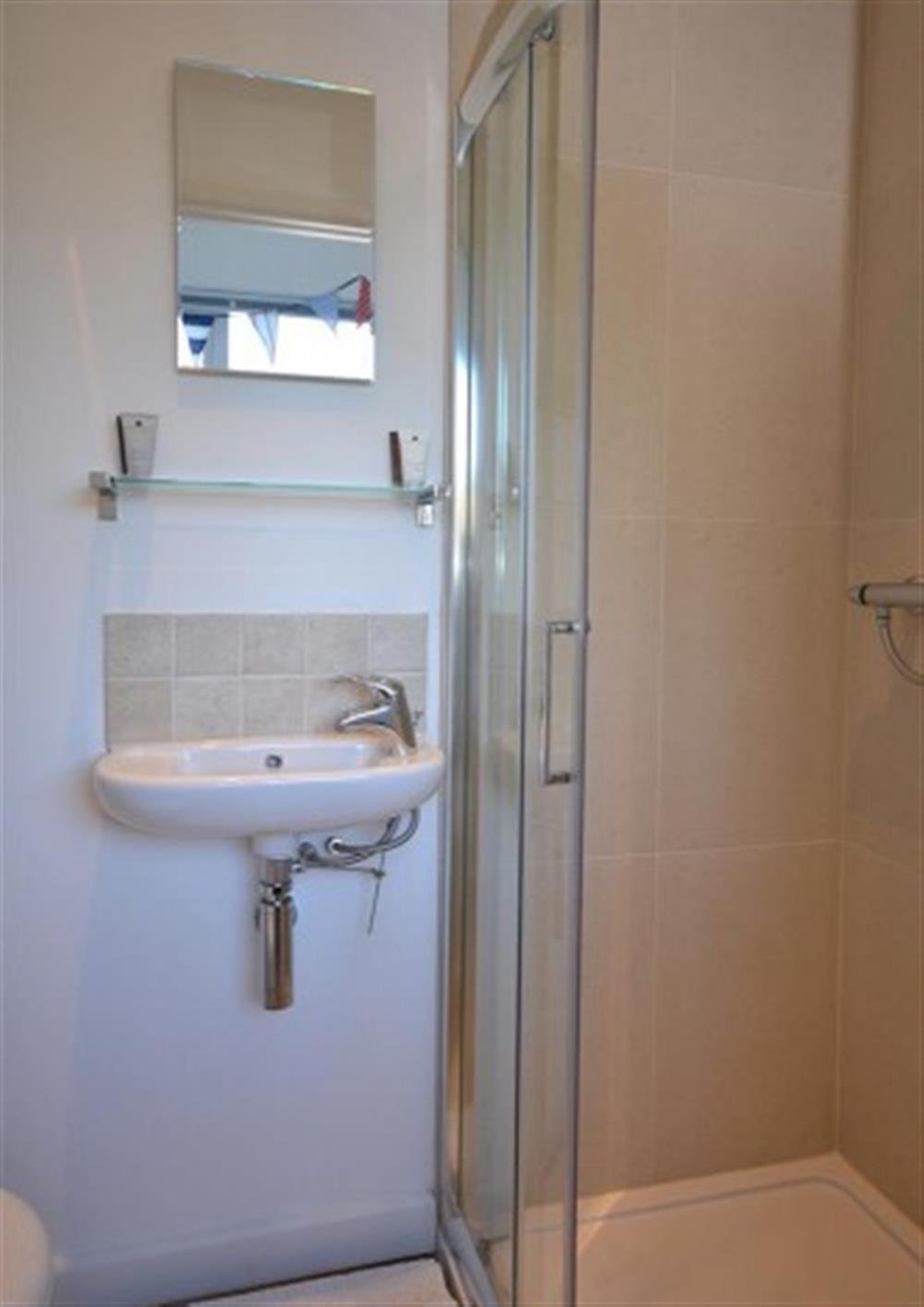 Twin bedroom en suite shower room at 3 Waters Edge in Salcombe