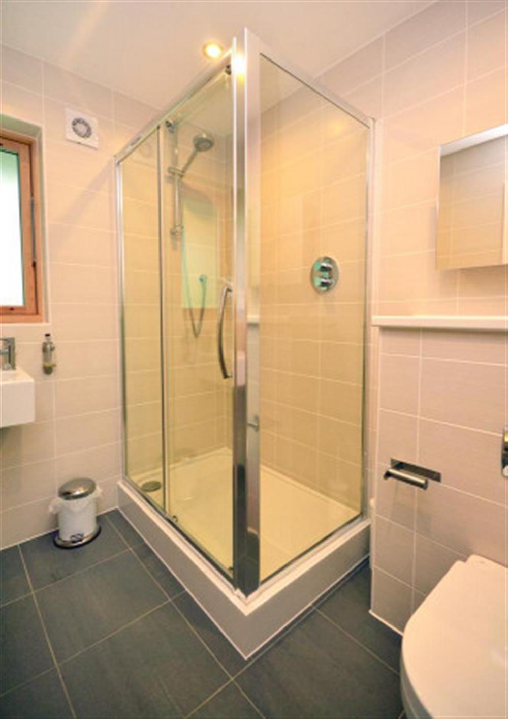 The double bedroom en-suite shower room at 32 Talland in Talland Bay