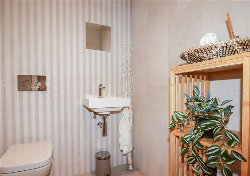 Bathroom (photo 2) at 33 Cliff Edge, Newquay