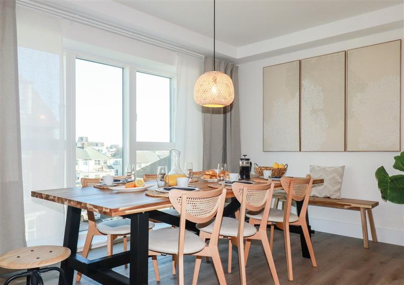 The dining room at 33 Cliff Edge, Newquay