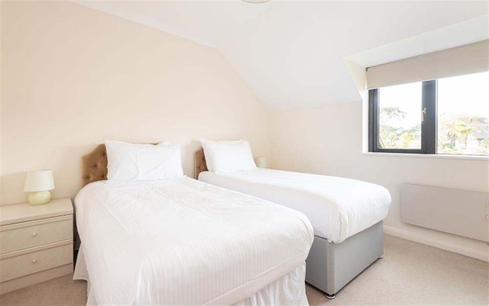 The twin bedroom is decorated in neutral tones making it light and airy at 33 Lower Stables in Maenporth