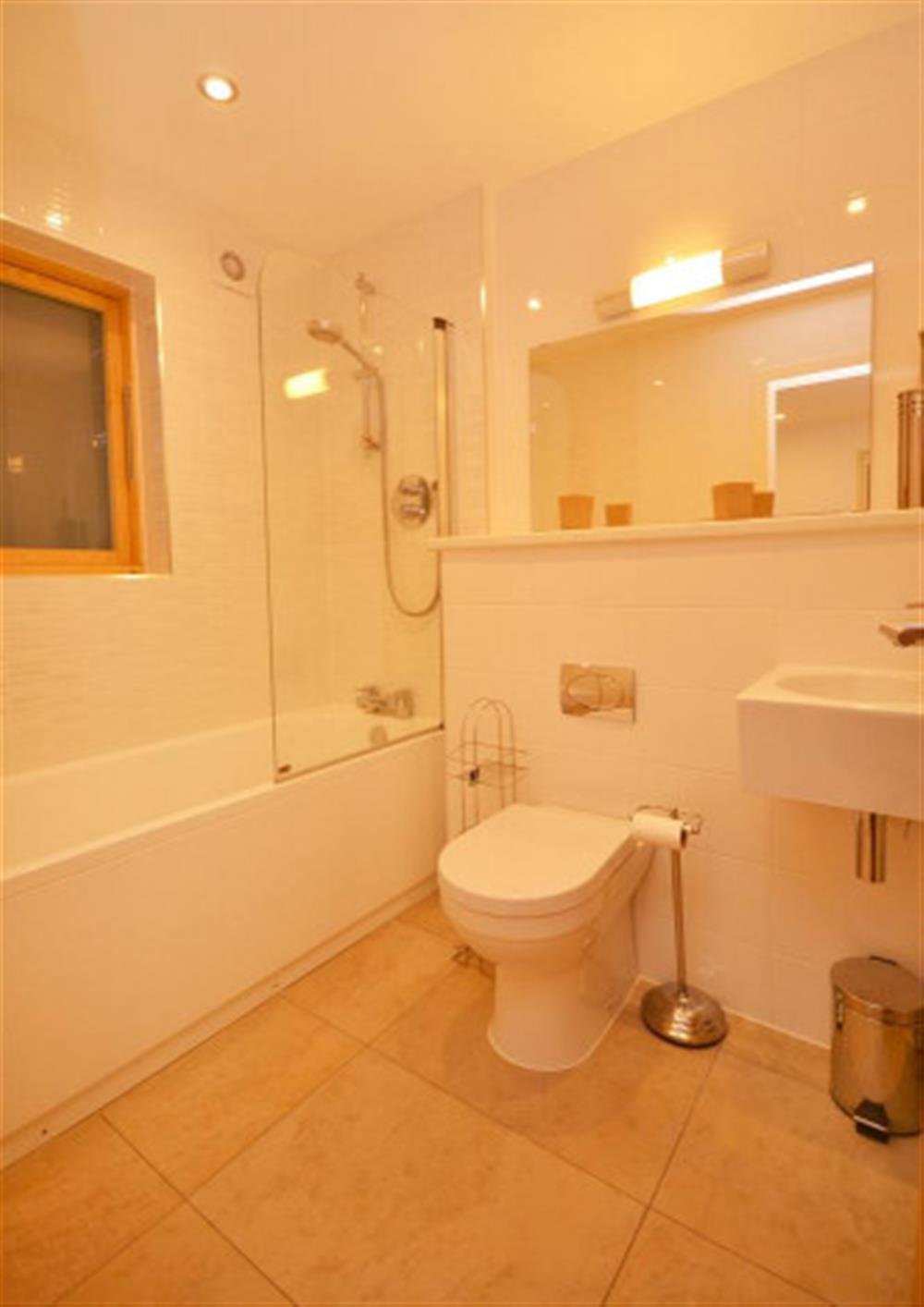 The double bedroom en-suite bathroom at 34 Talland in Talland Bay