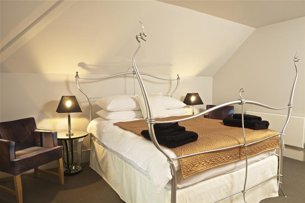 The master suite with King-size bed at 36 Dart Marina in Sandquay Road, Dartmouth