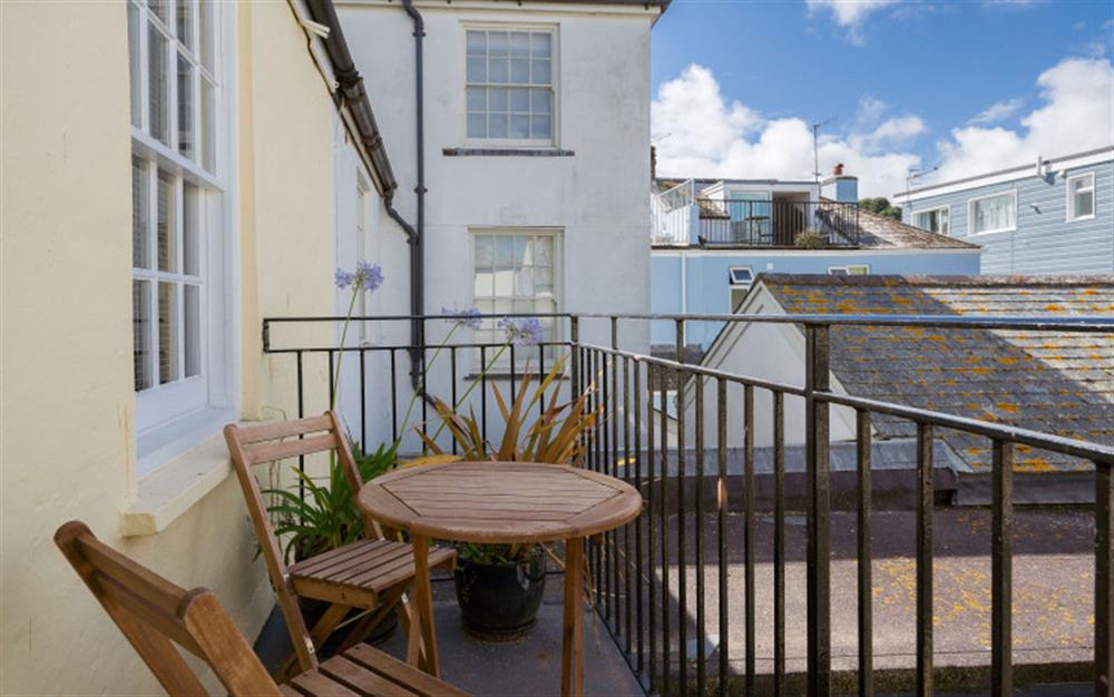 The small outside seating area at 3A Island Terrace in Salcombe