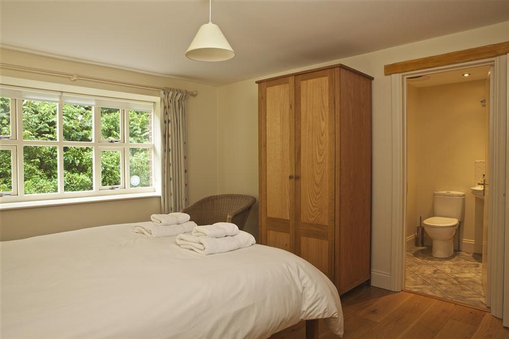 Master bedroom with King-size bed and en suite bathroom (photo 2) at 4 Bolberry Court in Bolberry, Hope Cove