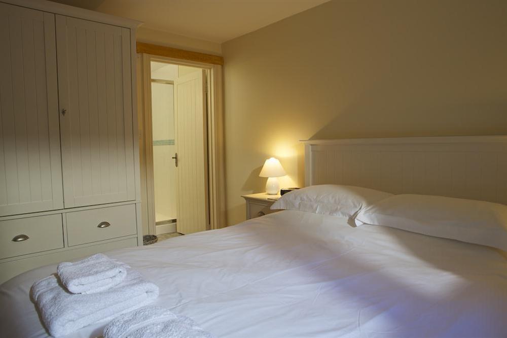 Second en suite double bedroom with King-size bed (photo 2) at 4 Bolberry Court in Bolberry, Hope Cove