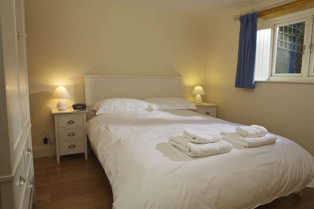 Second en suite double bedroom with King-size bed at 4 Bolberry Court in Bolberry, Hope Cove