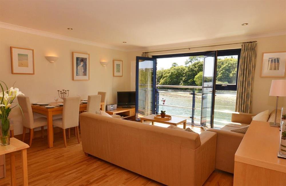 The living room and aspect to the river at 4 Crabshell Quay, Kingsbridge