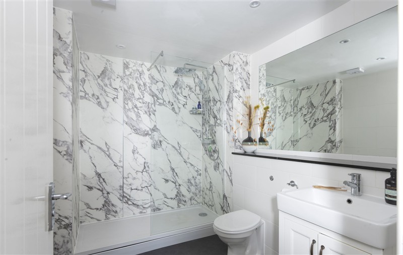 Bathroom at 4 Glendorgal Sands, Cornwall