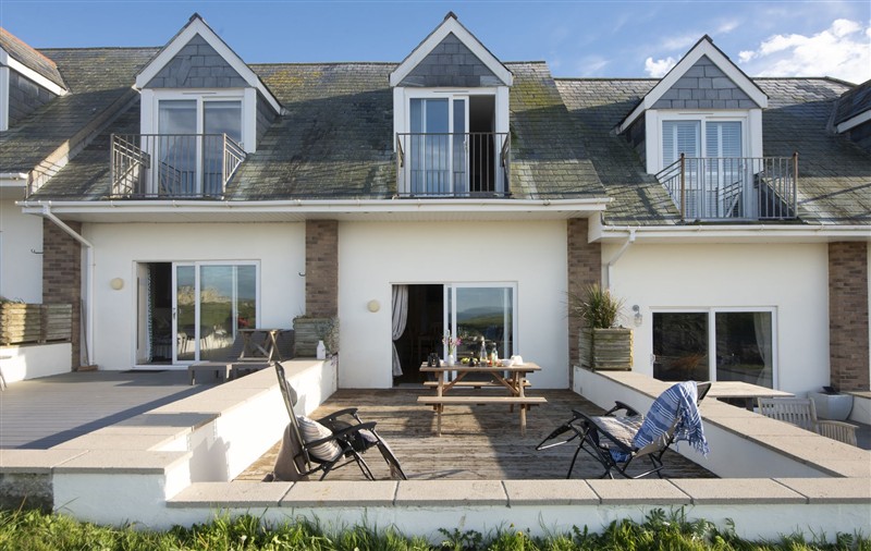 This is the setting of 4 Glendorgal Sands at 4 Glendorgal Sands, Cornwall