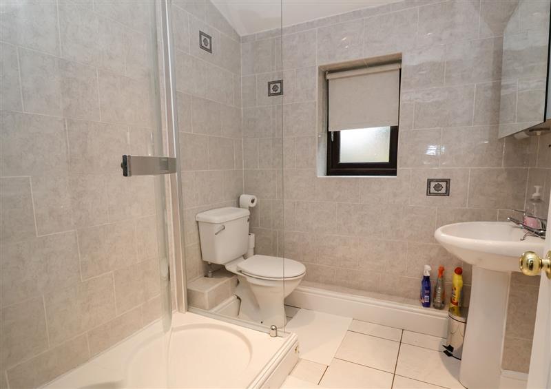 The bathroom at 4 Green Farm Cottage, Saughall