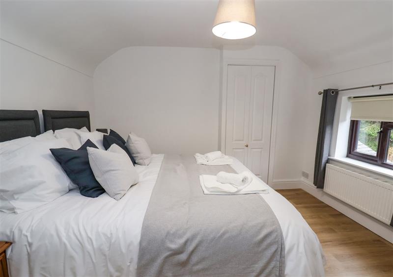 This is a bedroom (photo 3) at 4 Green Farm Cottage, Saughall