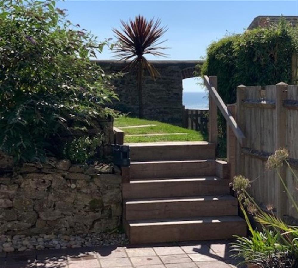 Steps leading up to raised deck with views at 4 Hazeldene in Salcombe